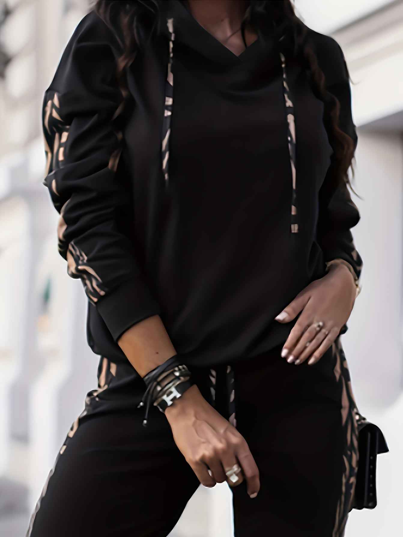 Elegantes Ensemble aus Urban-Bluse und Hose