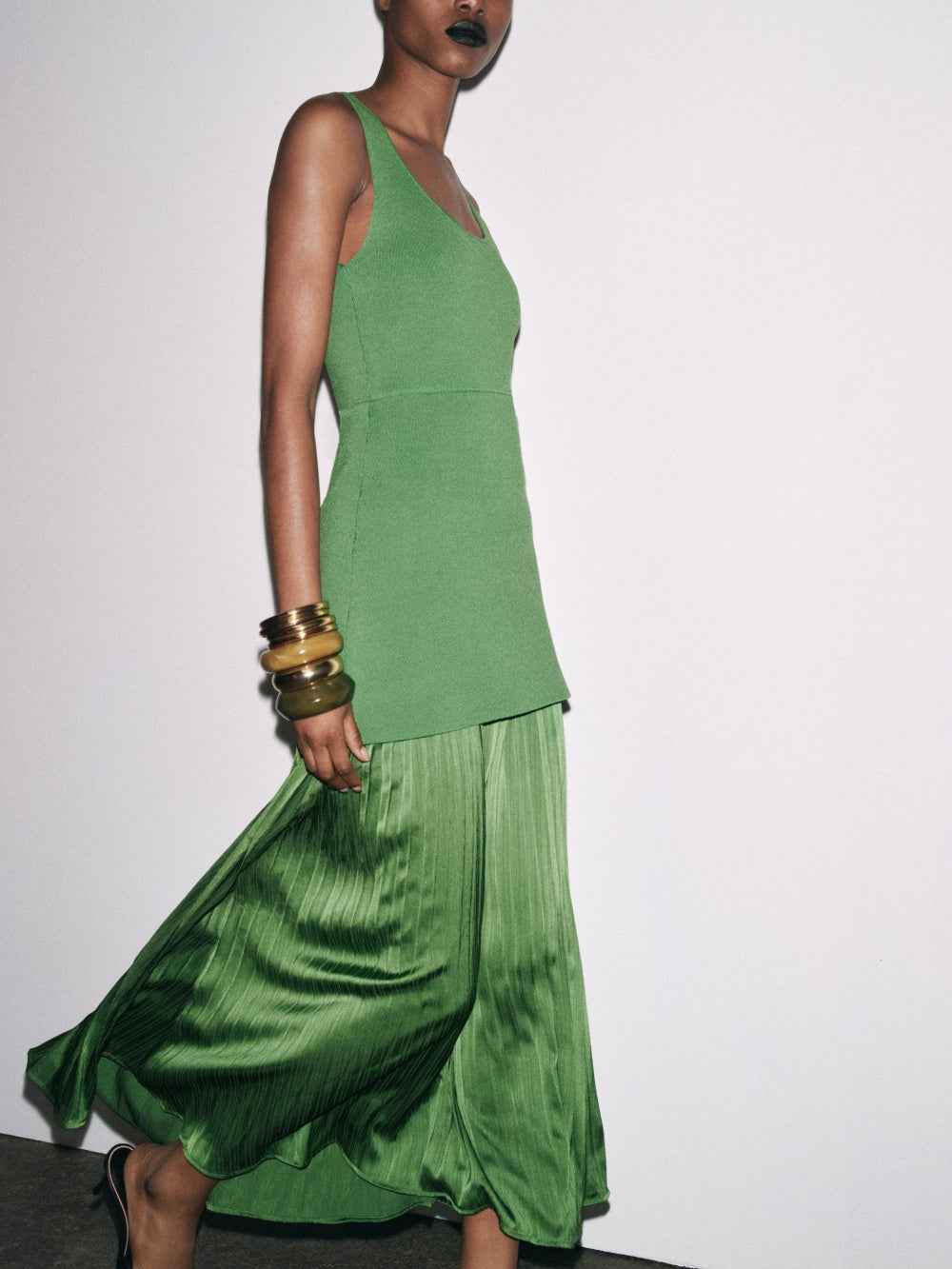 Figurbetontes Strickkleid mit kleinen Falten und Patch-Details für einen eleganten und bequemen Stil