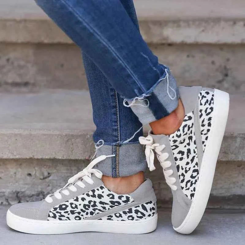Trendige Sneaker mit Leoparden-Print für einen mutigen, modebewussten Look
