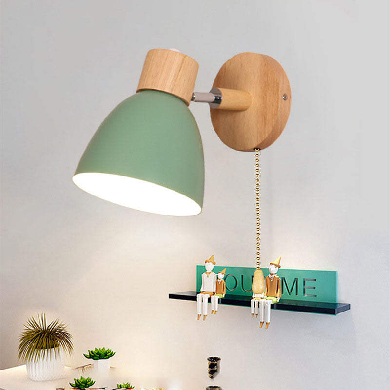 Moderne Wandleuchte mit angewinkeltem Arm, Holz, konischem Schirm