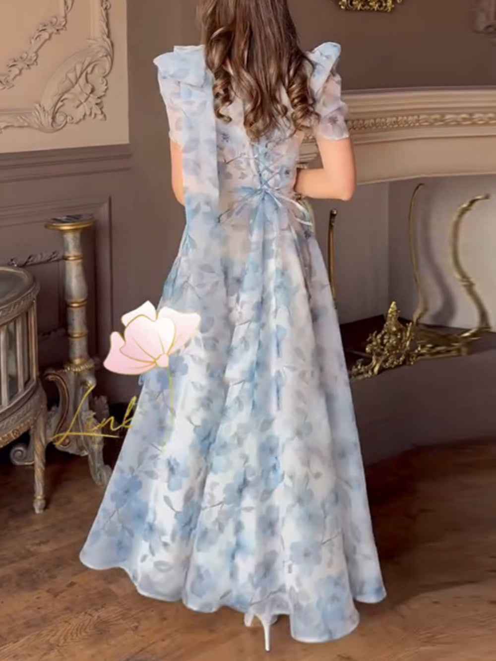 Elegantes eng anliegendes Kleid mit Druck und Puffärmeln für einen schicken Look