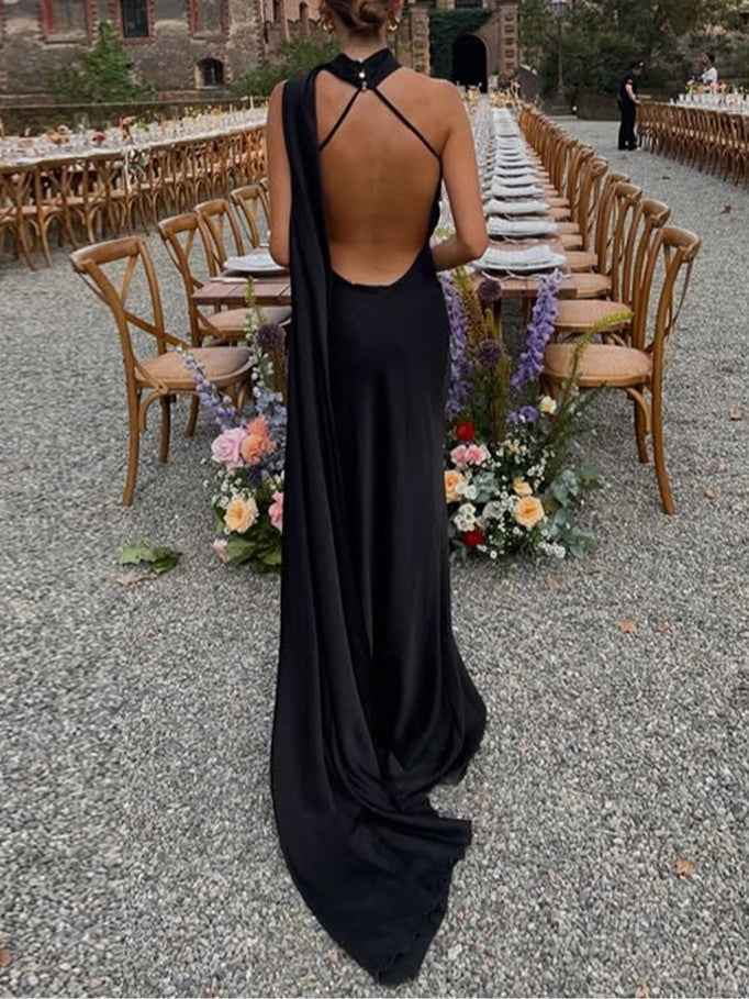 Elegantes langes ärmelloses Damenkleid mit Halskrause und edlen Bändern