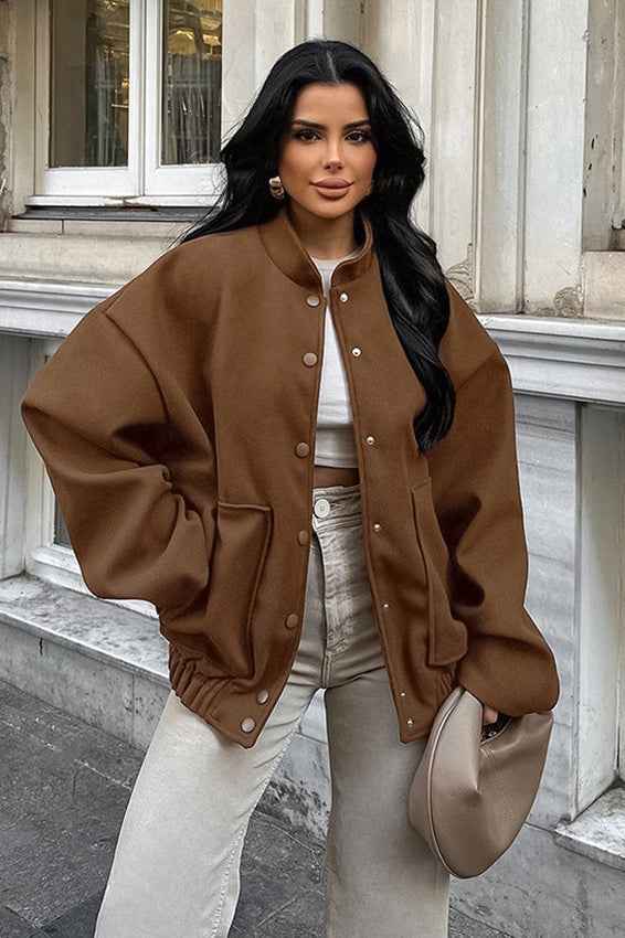 dichter brauner Wollmantel mit elastischem Saum für einen bequemen und warmen Stil