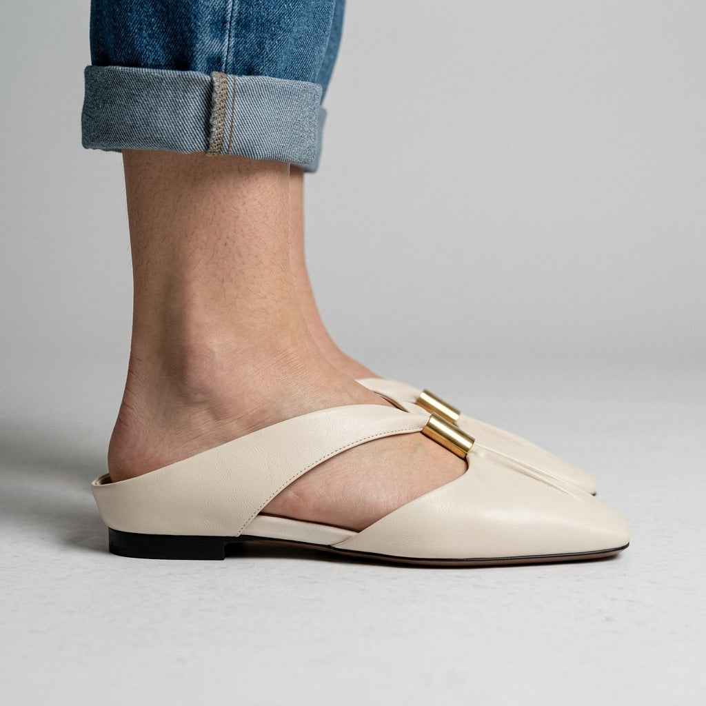 Leder-Pantolette Flach mit T-Bar und eckiger Zehenpartie