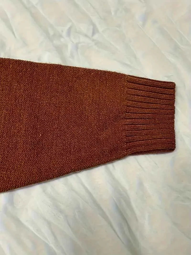 Schicker brauner Kabelstrick-Cardigan mit dekorativen Knöpfen