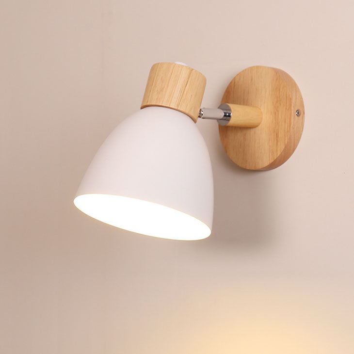 Moderne Wandleuchte mit angewinkeltem Arm, Holz, konischem Schirm