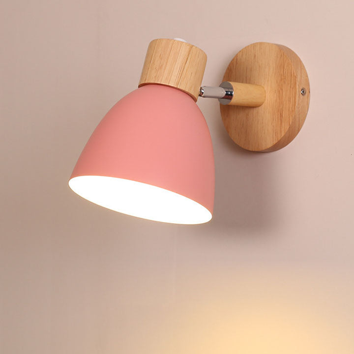 Moderne Wandleuchte mit angewinkeltem Arm, Holz, konischem Schirm