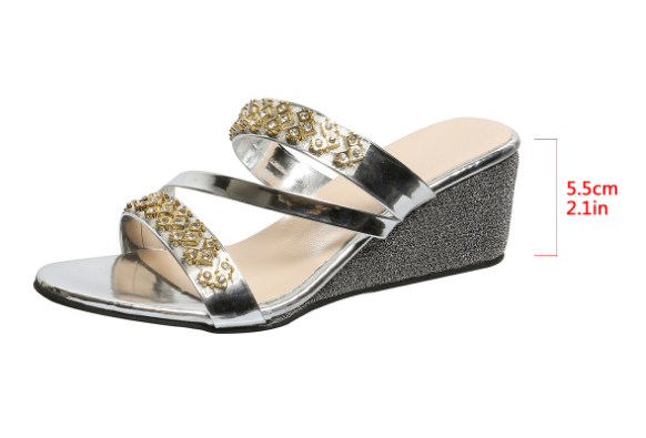 Elegante Sommerschuhe mit Keilabsätzen und zarten Kristallverzierungen