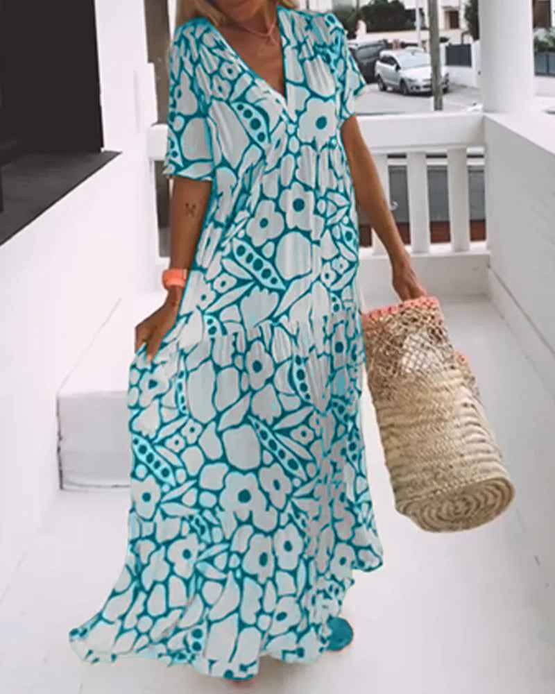 Ein lockeres, bedrucktes Kleid mit V-Ausschnitt