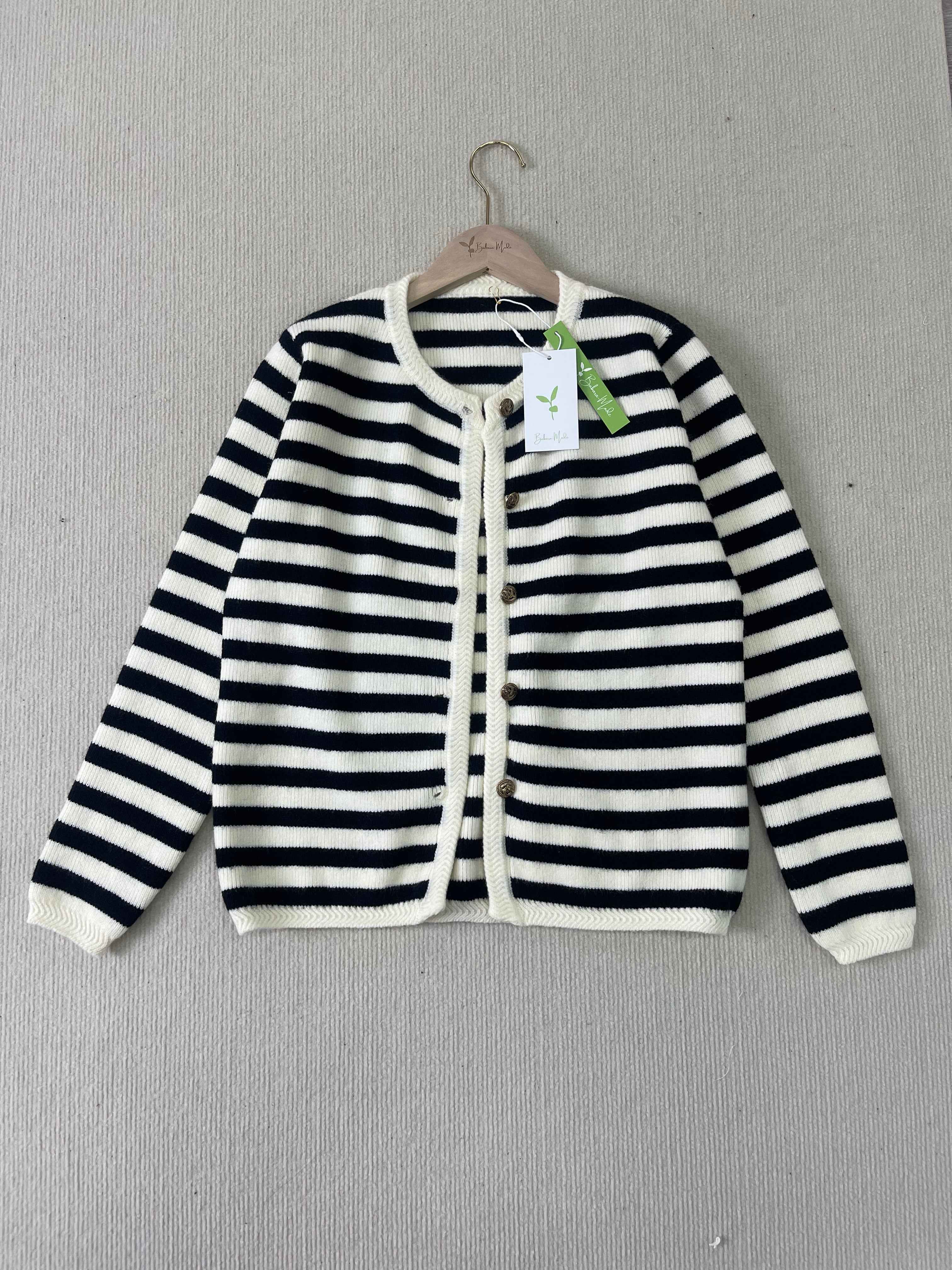 Klassischer gestreifter Strickcardigan