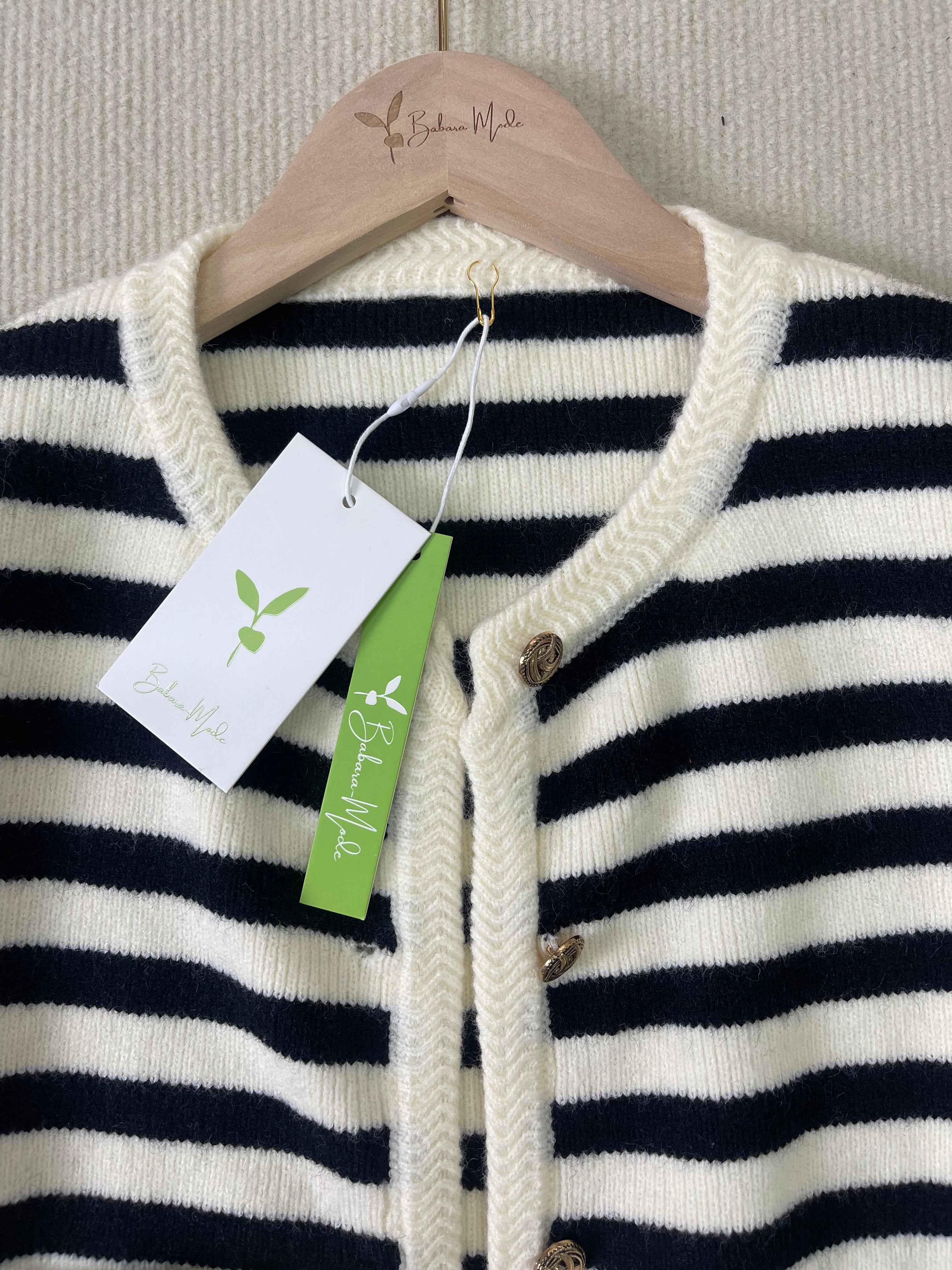 Klassischer gestreifter Strickcardigan