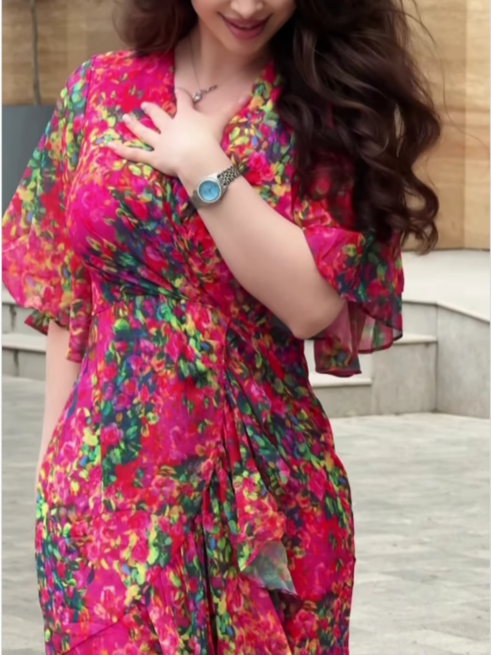 Chiffon-Kleid mit V-Ausschnitt, elegantem Druck und weitem Arm