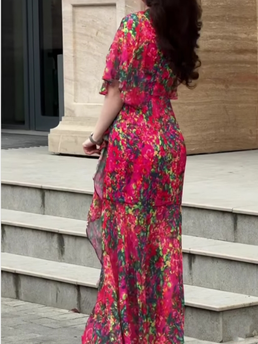 Chiffon-Kleid mit V-Ausschnitt, elegantem Druck und weitem Arm