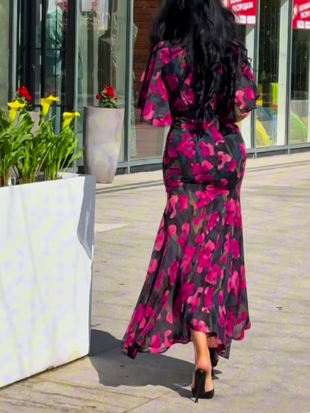 Retro-Print-Kleid mit V-Ausschnitt und Trompetenärmel für einen vintage und eleganten Look