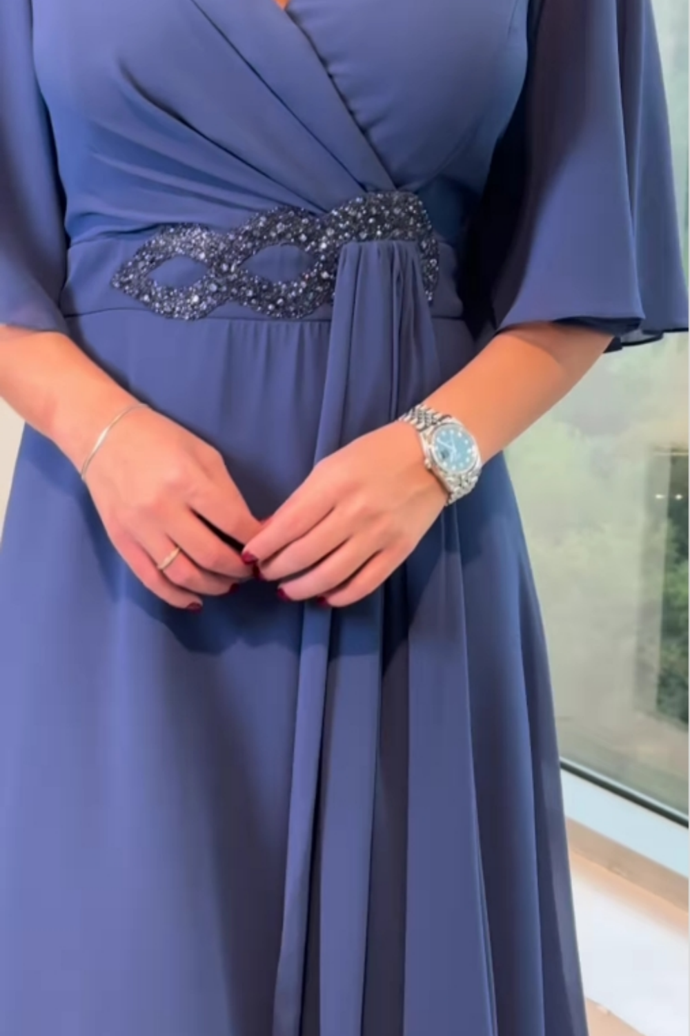 Elegantes Maxikleid aus Chiffon mit V-Ausschnitt