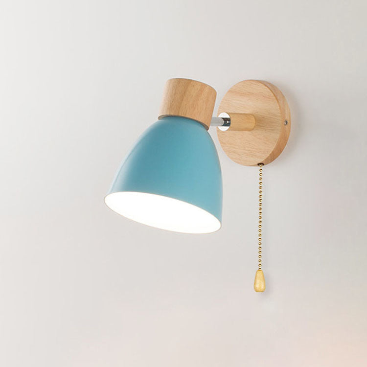 Moderne Wandleuchte mit angewinkeltem Arm, Holz, konischem Schirm