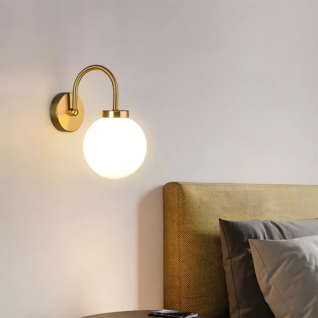 Elegante Licinia Wandleuchte mit lackiertem schattendem Glaskugel für stimmungsvolle Beleuchtung