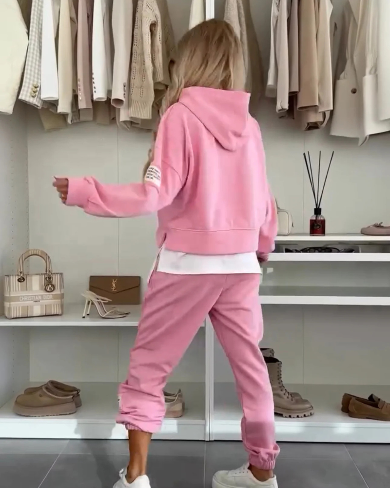 Bequemes Set aus Strick- und Hosen für einen perfekt lässigen Look