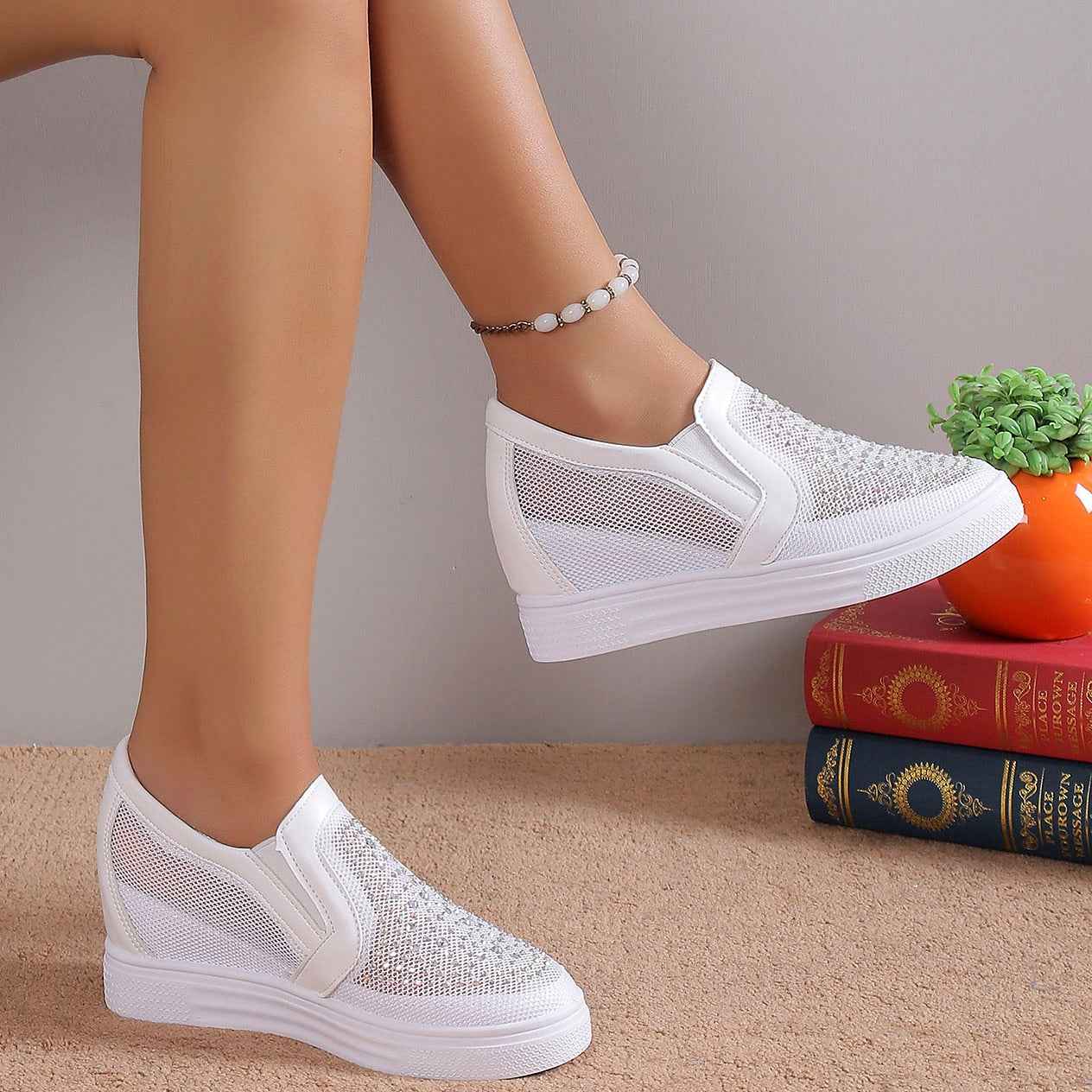 Damen-Sneaker mit weißen Kristallverzierungen