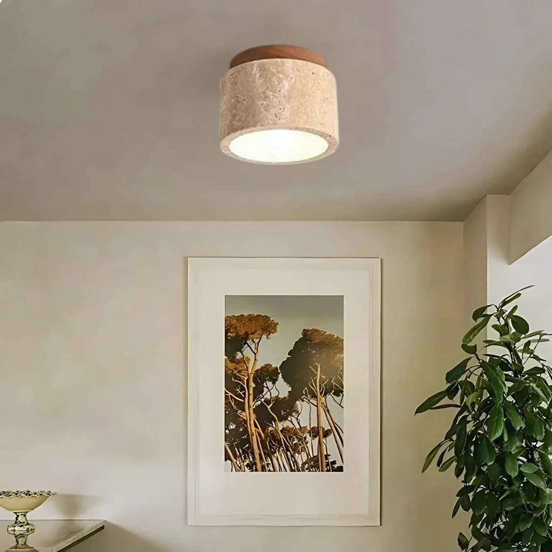 Radia – Elegante zylindrische Travertin plafondlamp met stijlvolle houten accenten voor een warme sfeer