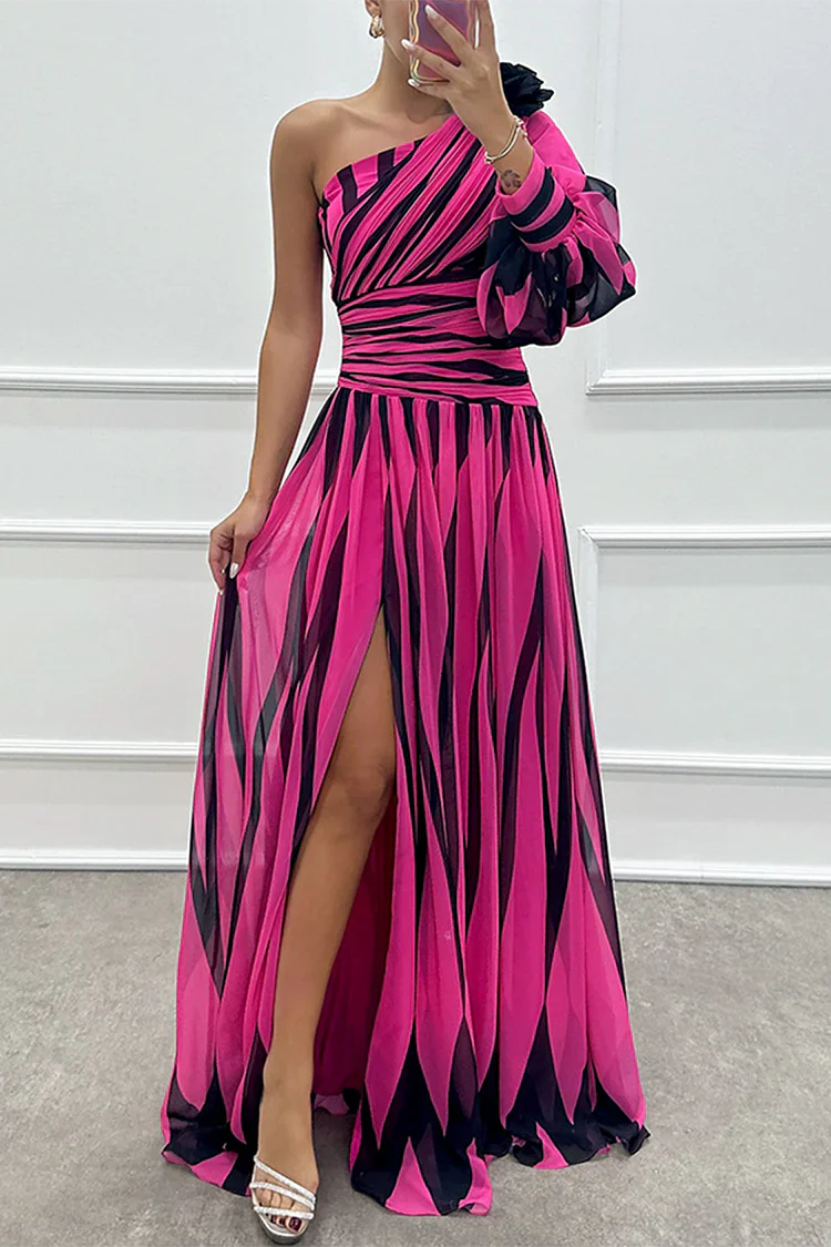 Elegantes gestreiftes Maxikleid mit ein Schulter für einen anspruchsvollen Look