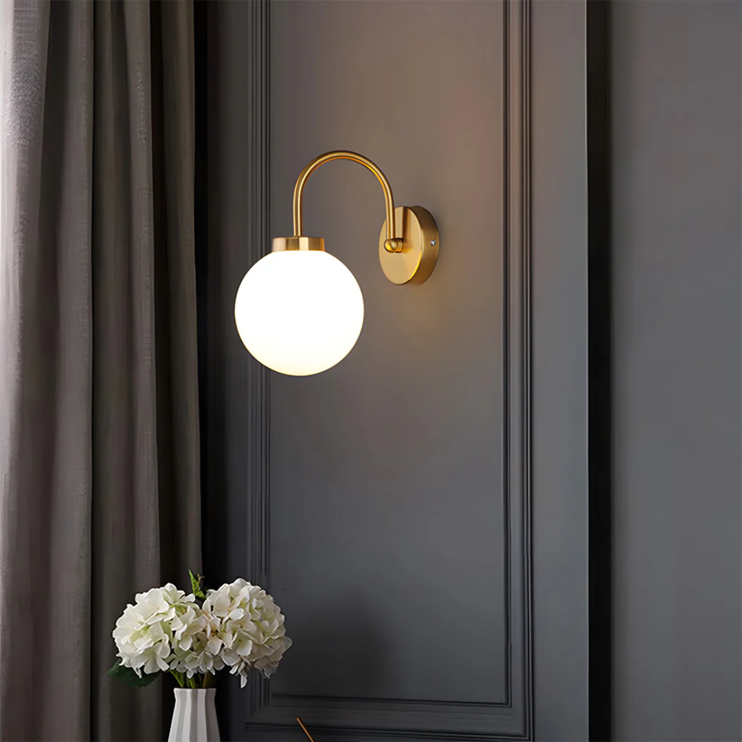 Elegante Licinia Wandleuchte mit lackiertem schattendem Glaskugel für stimmungsvolle Beleuchtung