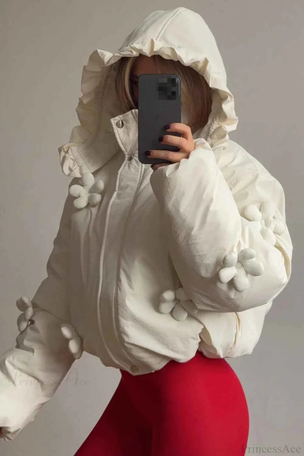 Trendiges Winterkleid: Kurzer wattierter Mantel mit Kapuze aus 3D-Blumenstoff und Rüschen