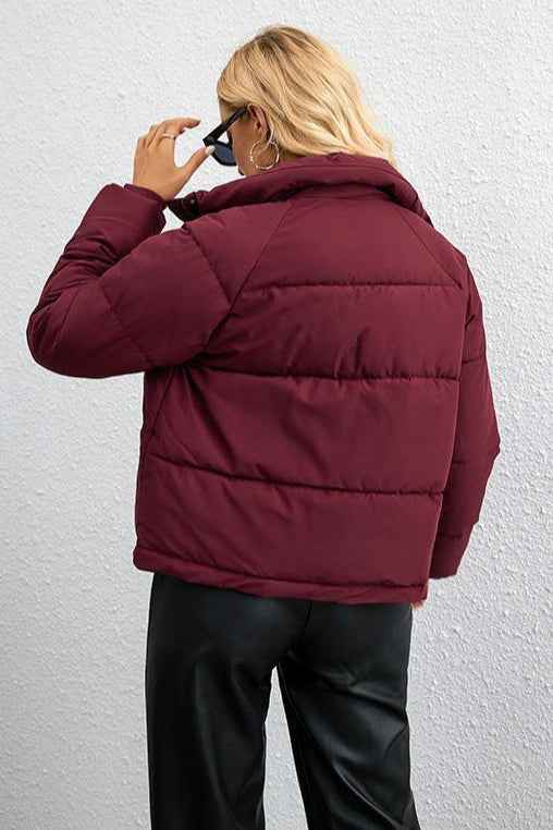 Warme und elegante kurze Daunenjacke mit Stehkragen