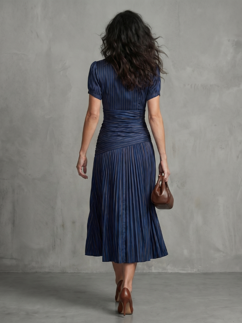 Theodora | Gestreiftes Midikleid mit plissierter Taille