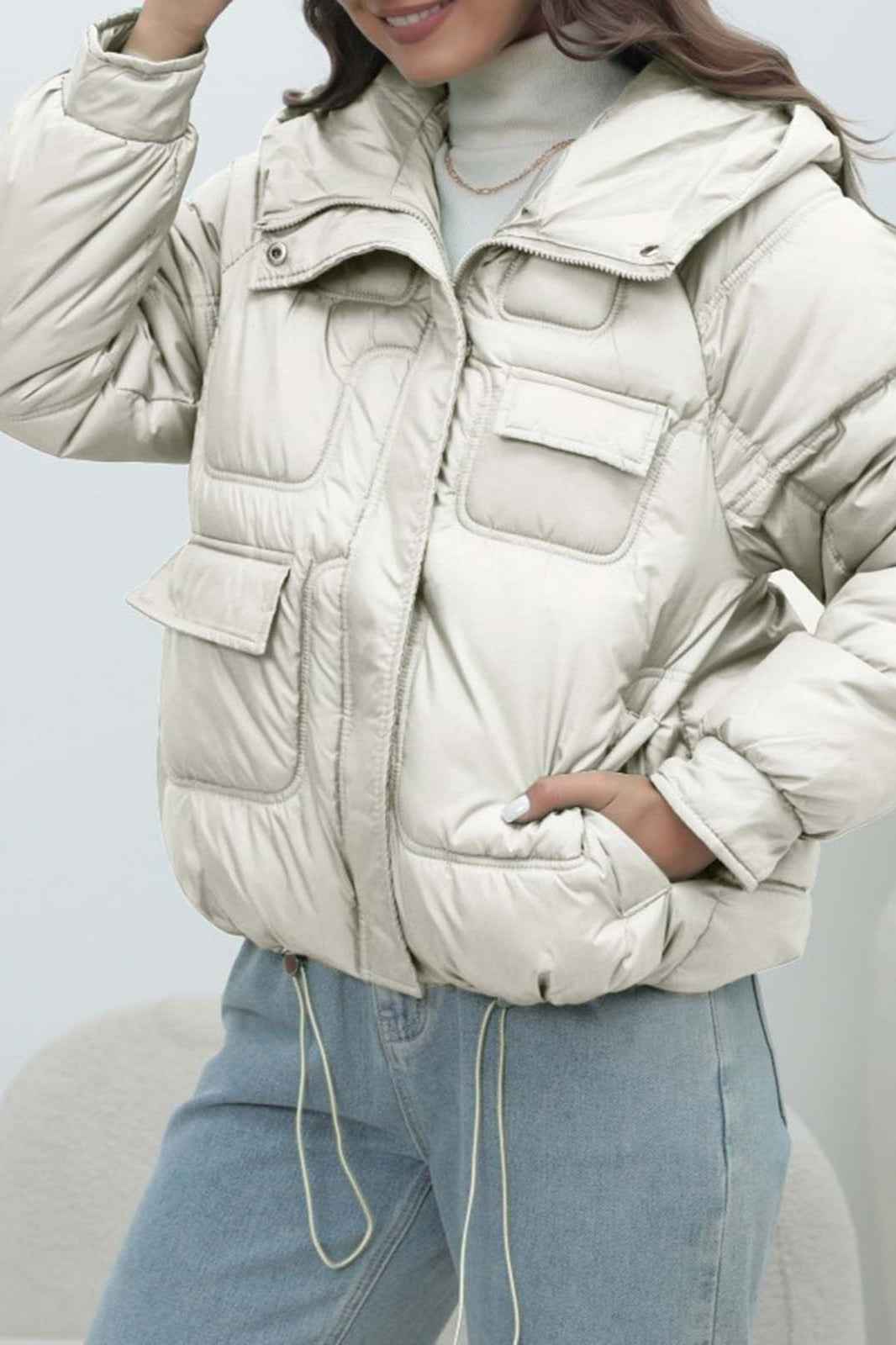 Gestepfte Jacke mit hohem Kragen in lebendigen Farben für einen trendigen Look