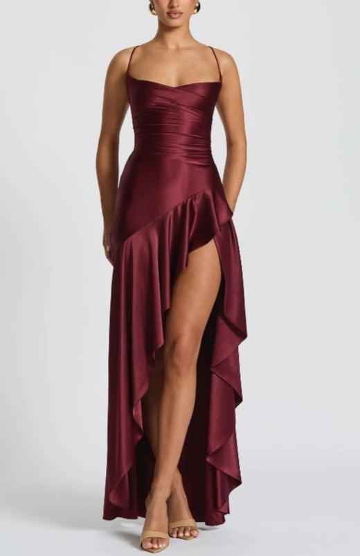 Elegantes Maxikleid mit Neckholder-Ausschnitt, rückenfrei und mit Rüschen