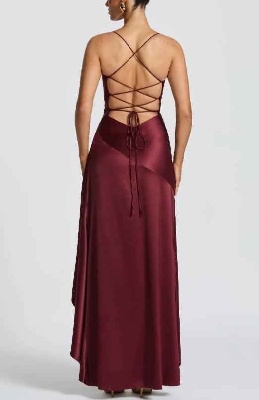 Elegantes Maxikleid mit Neckholder-Ausschnitt, rückenfrei und mit Rüschen