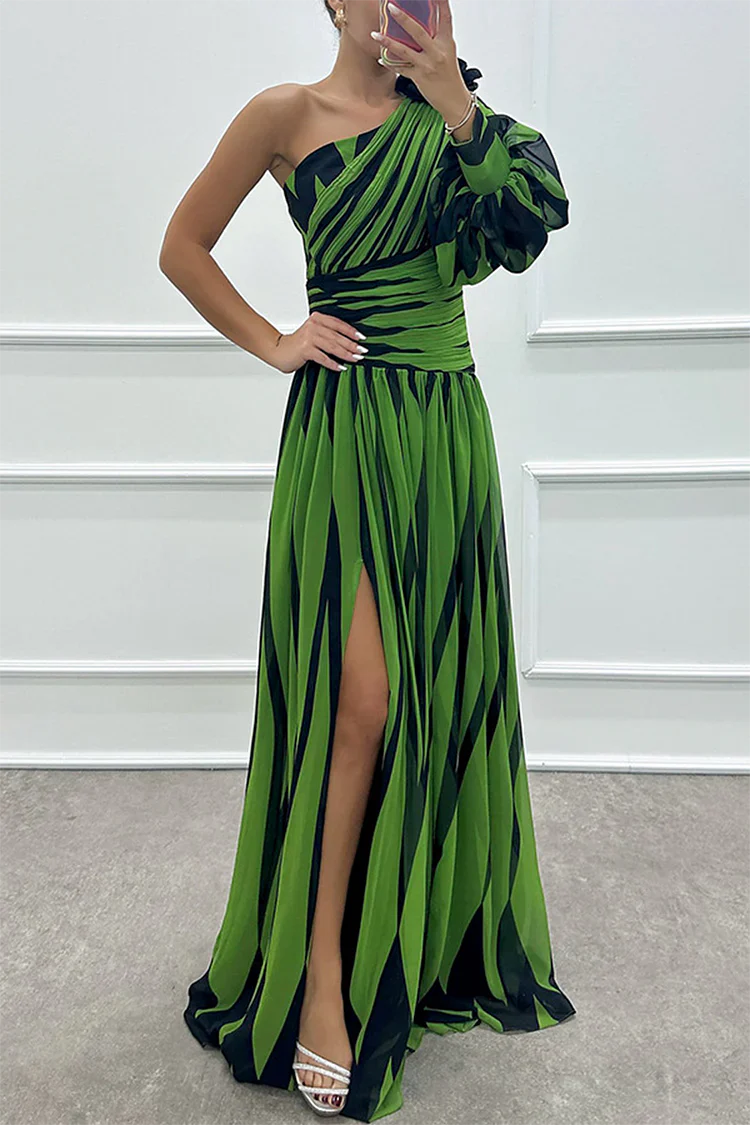 Elegantes gestreiftes Maxikleid mit ein Schulter für einen anspruchsvollen Look