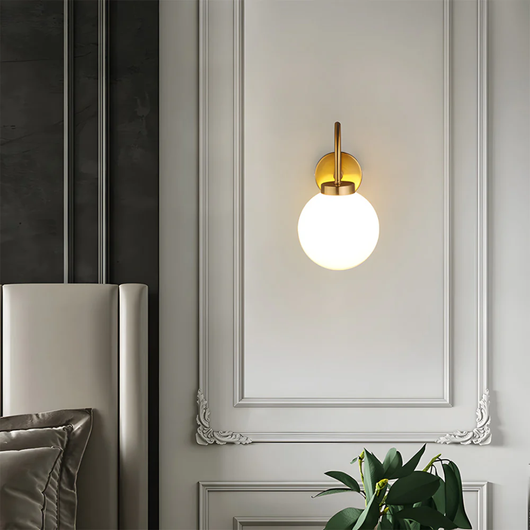 Elegante Licinia Wandleuchte mit lackiertem schattendem Glaskugel für stimmungsvolle Beleuchtung