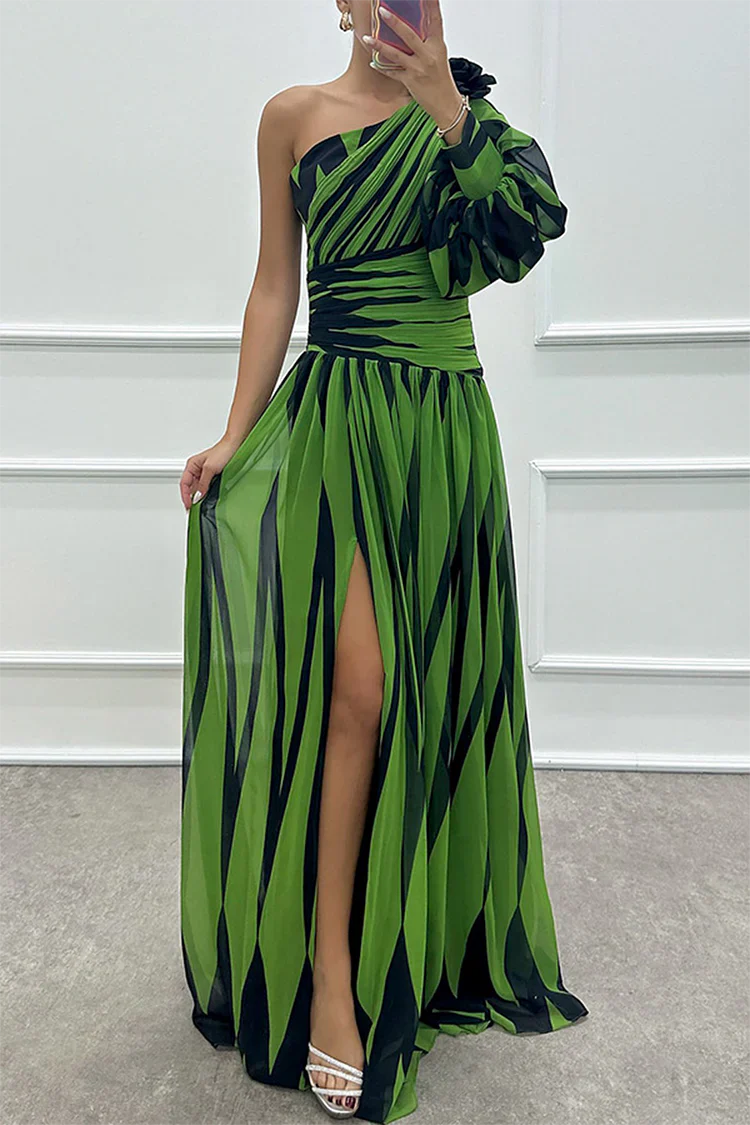 Elegantes gestreiftes Maxikleid mit ein Schulter für einen anspruchsvollen Look