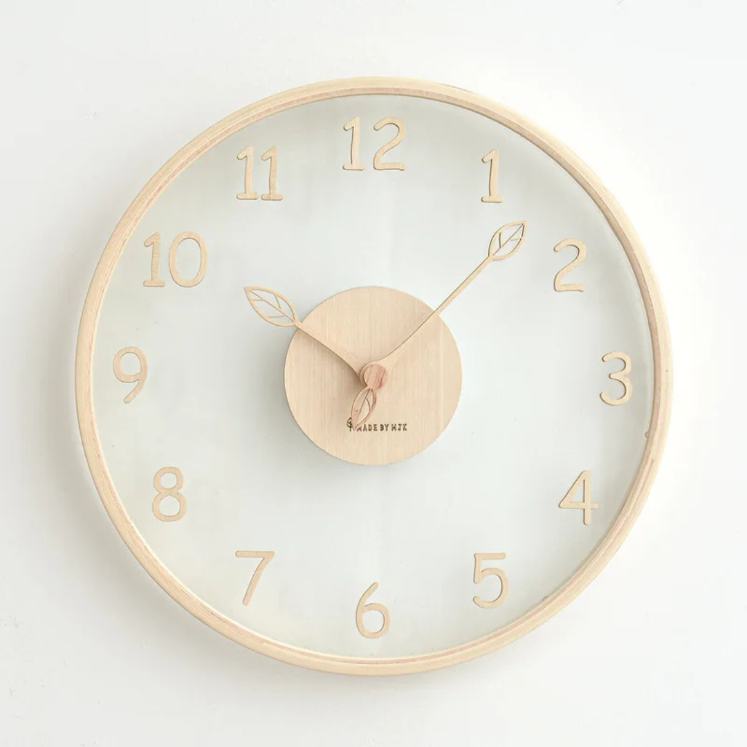 Metron - Elegante Holz-Wanduhr mit Glaskonzept für stimmungsvolle Innenräume