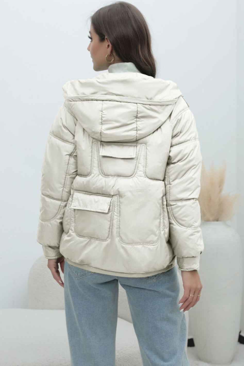 Gestepfte Jacke mit hohem Kragen in lebendigen Farben für einen trendigen Look