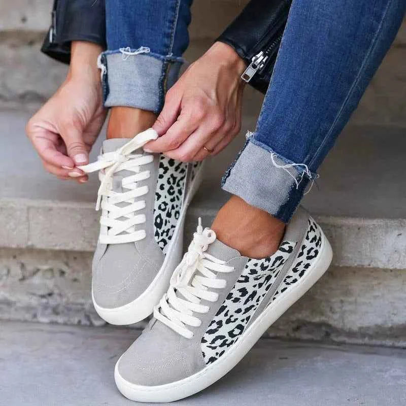 Trendige Sneaker mit Leoparden-Print für einen mutigen, modebewussten Look