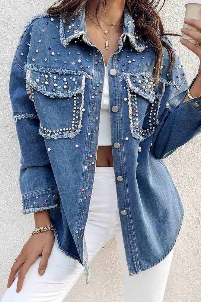 Vergleichen Sie den Stil mit dieser langen Jeansjacke mit kontrastierenden Perlen
