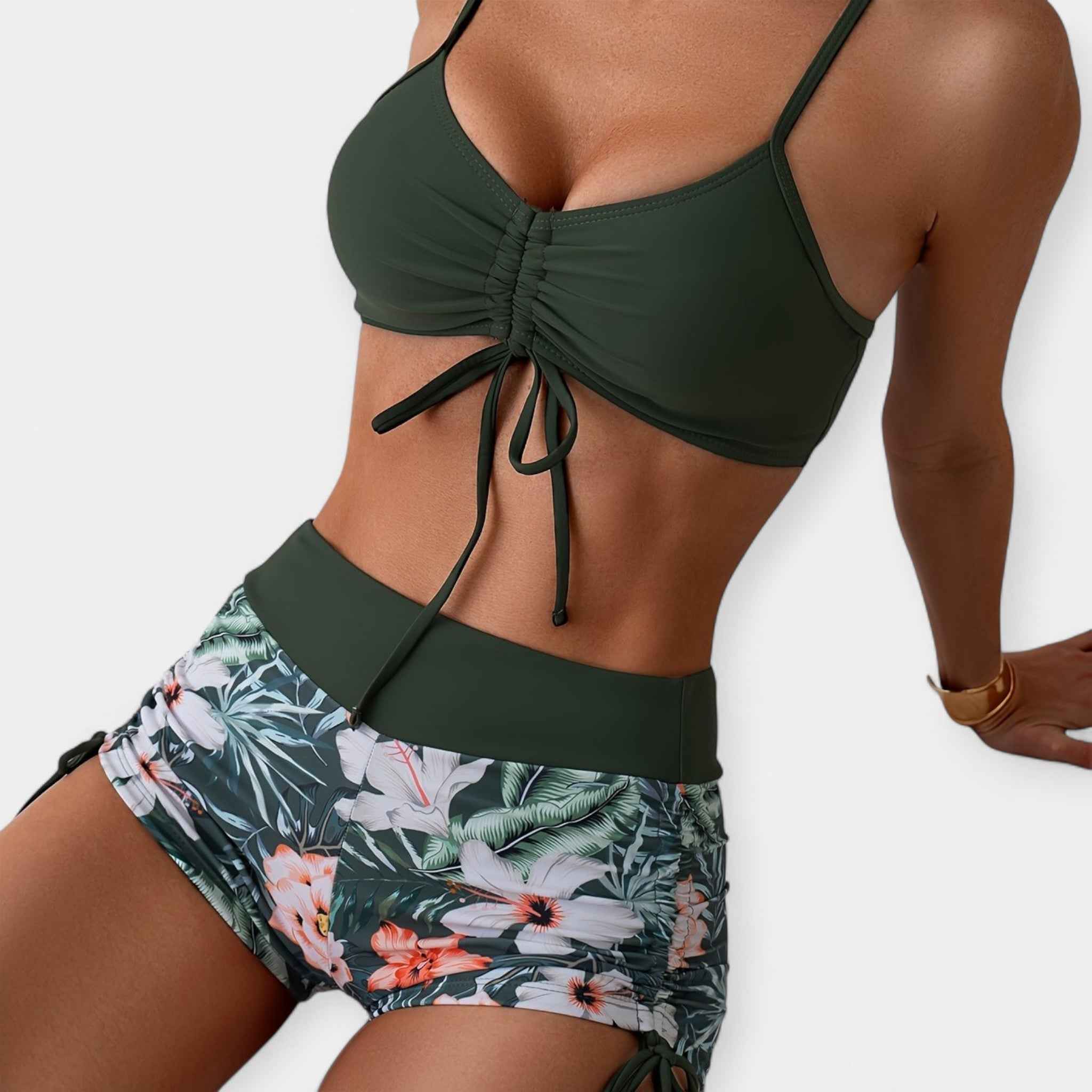 Hochtaillierter Bikini mit tropischen Mustern