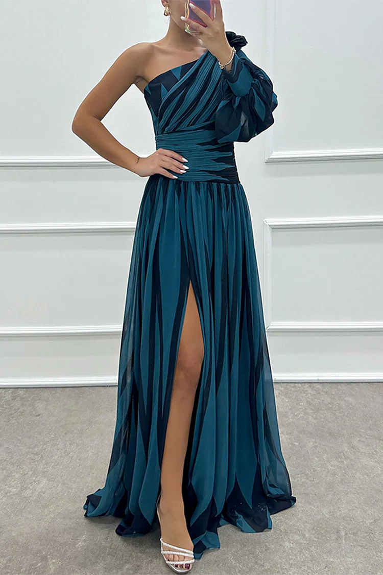 Elegantes gestreiftes Maxikleid mit ein Schulter für einen anspruchsvollen Look