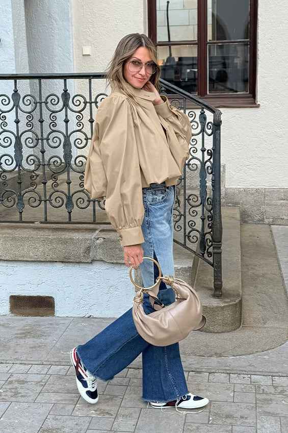 Elegante kurze khakifarbene Trenchcoat mit Puffärmeln für stilvolle und komfortable Eleganz