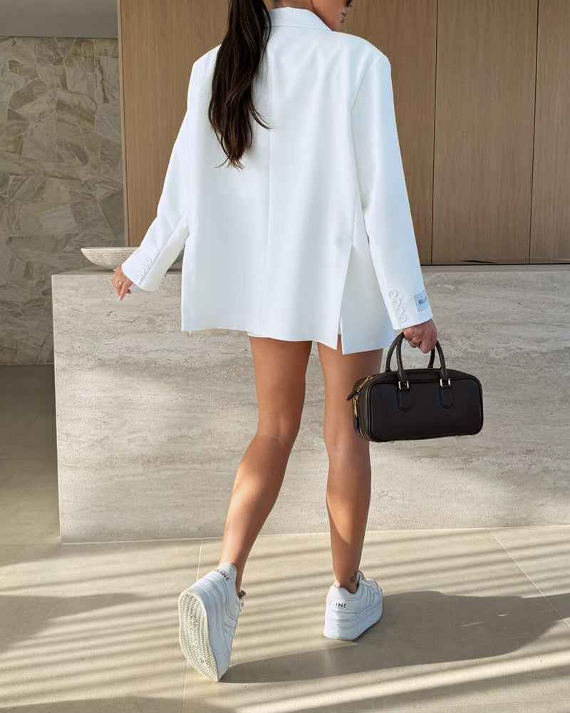 Moderner Zweiteiler: Eleganter Blazer und trendige Shorts