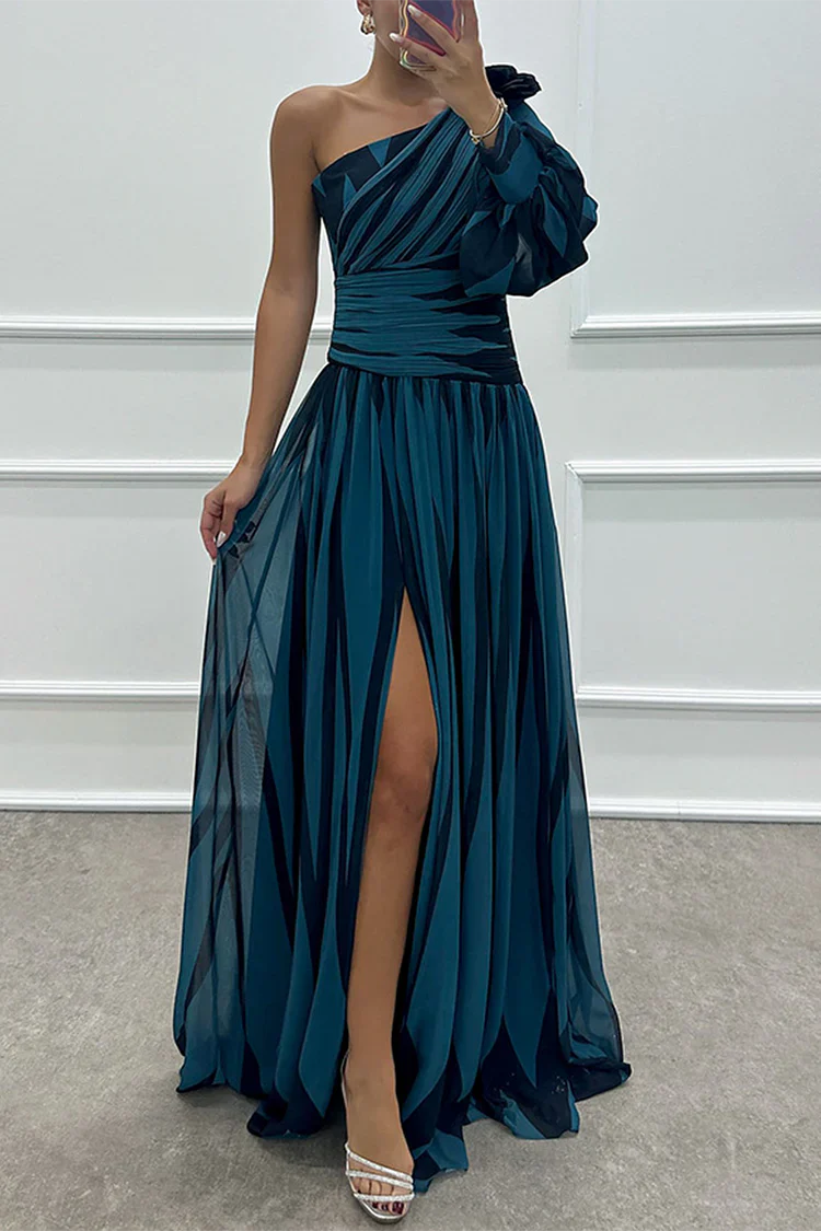 Elegantes gestreiftes Maxikleid mit ein Schulter für einen anspruchsvollen Look