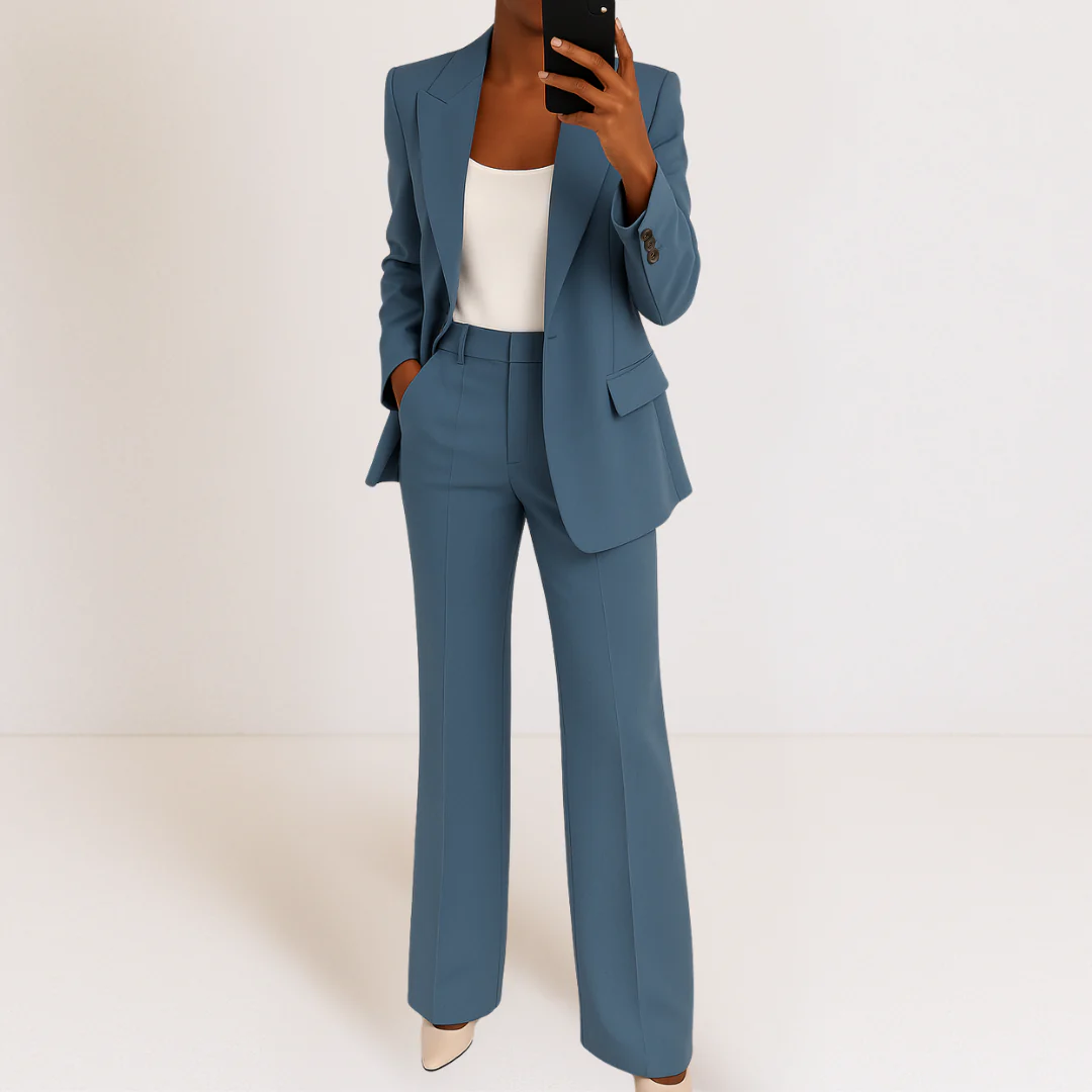 Modekate Kleidung mit eleganter Blazer und kühnen Streifenakzenten