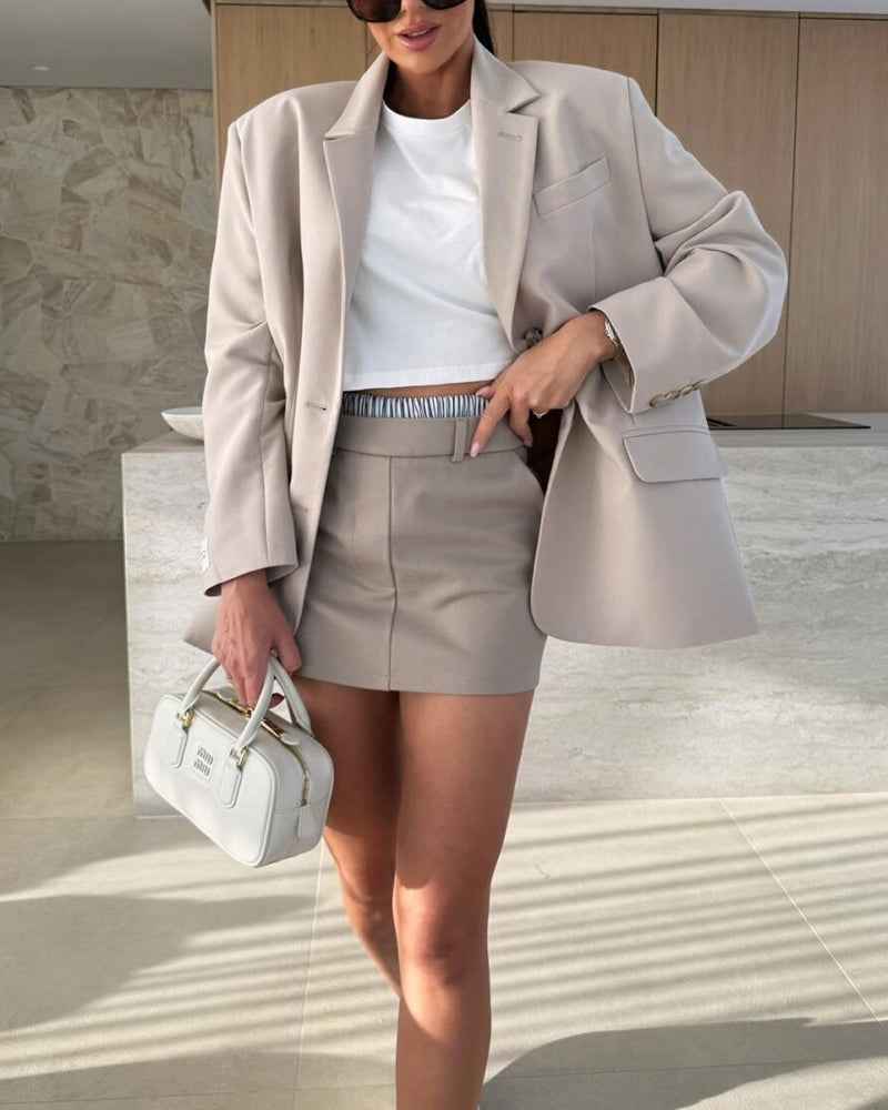 Moderner Zweiteiler: Eleganter Blazer und trendige Shorts