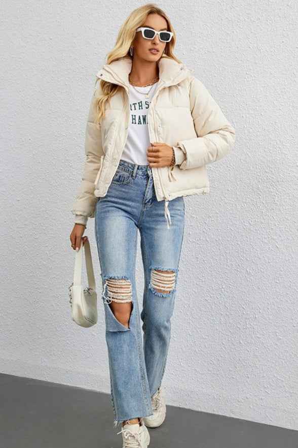 Warme und elegante kurze Daunenjacke mit Stehkragen