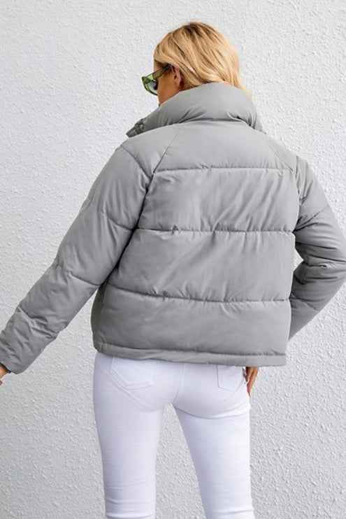 Warme und elegante kurze Daunenjacke mit Stehkragen