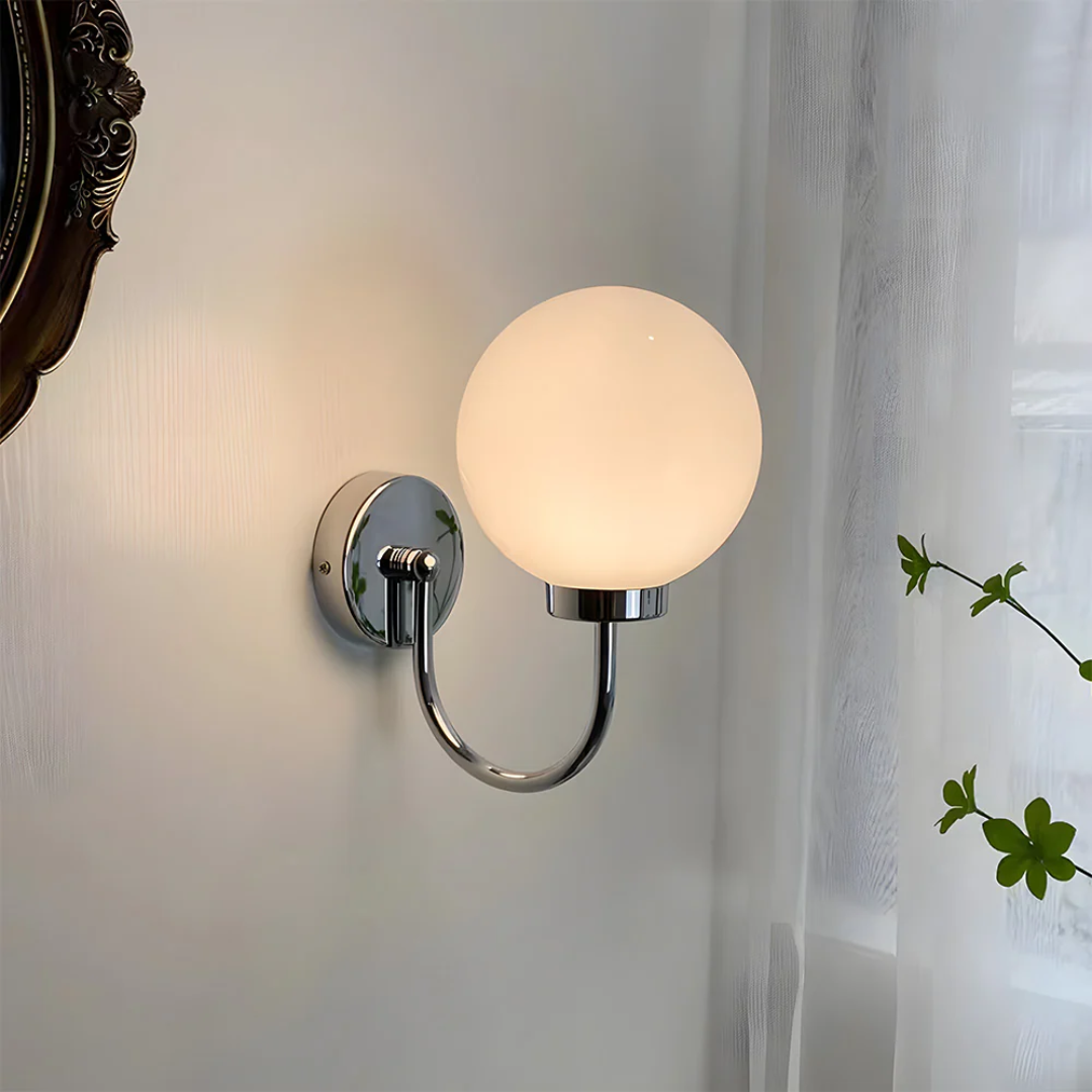 Elegante Licinia Wandleuchte mit lackiertem schattendem Glaskugel für stimmungsvolle Beleuchtung