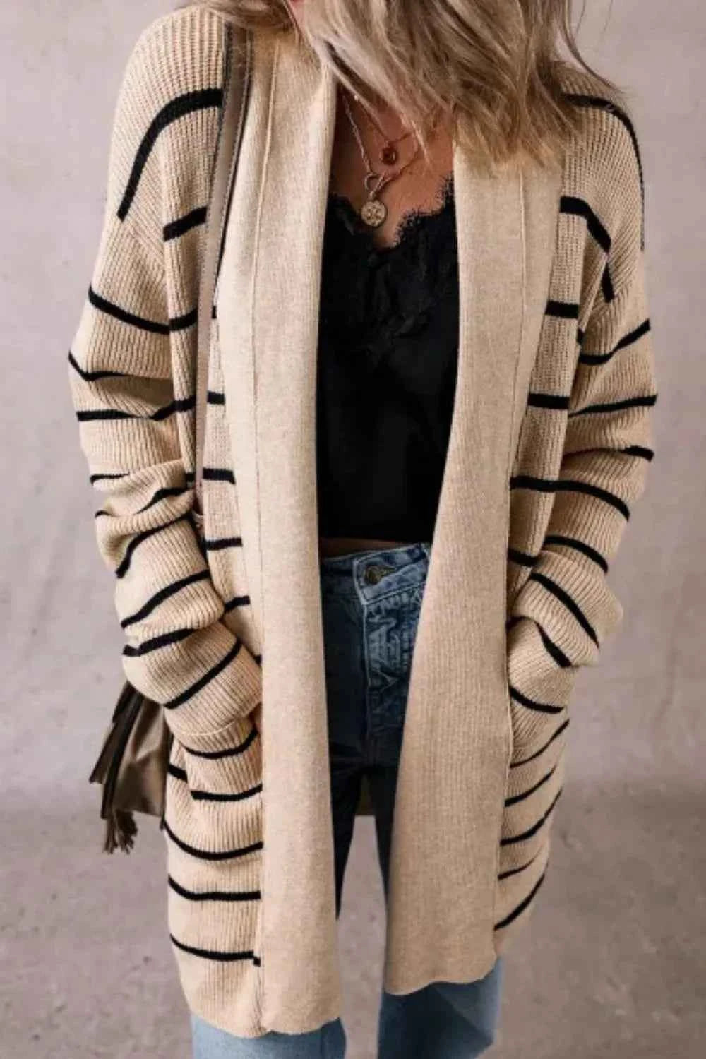 Gestreifte Strickjacke mit offenem Vorderteil und langen Ärmeln